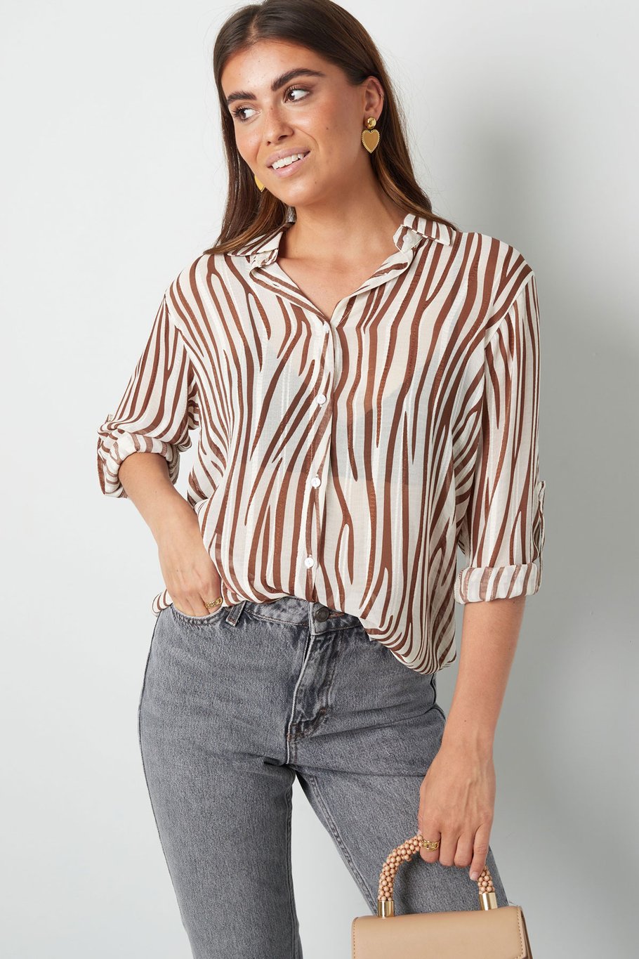 Bluse mit ästhetischem Druck - braun/weiß Bild4
